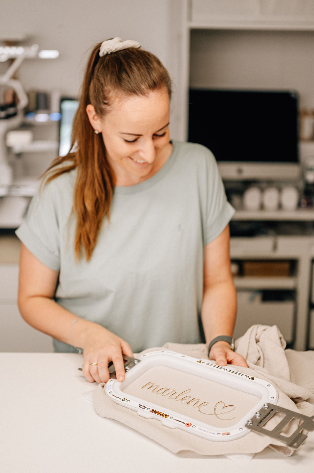 Anni von anilino personalisiert Baby-Textilien mit Stickmaschine – Handgefertigt in Deutschland, individuelle Fertigung von Musselin-Produkten