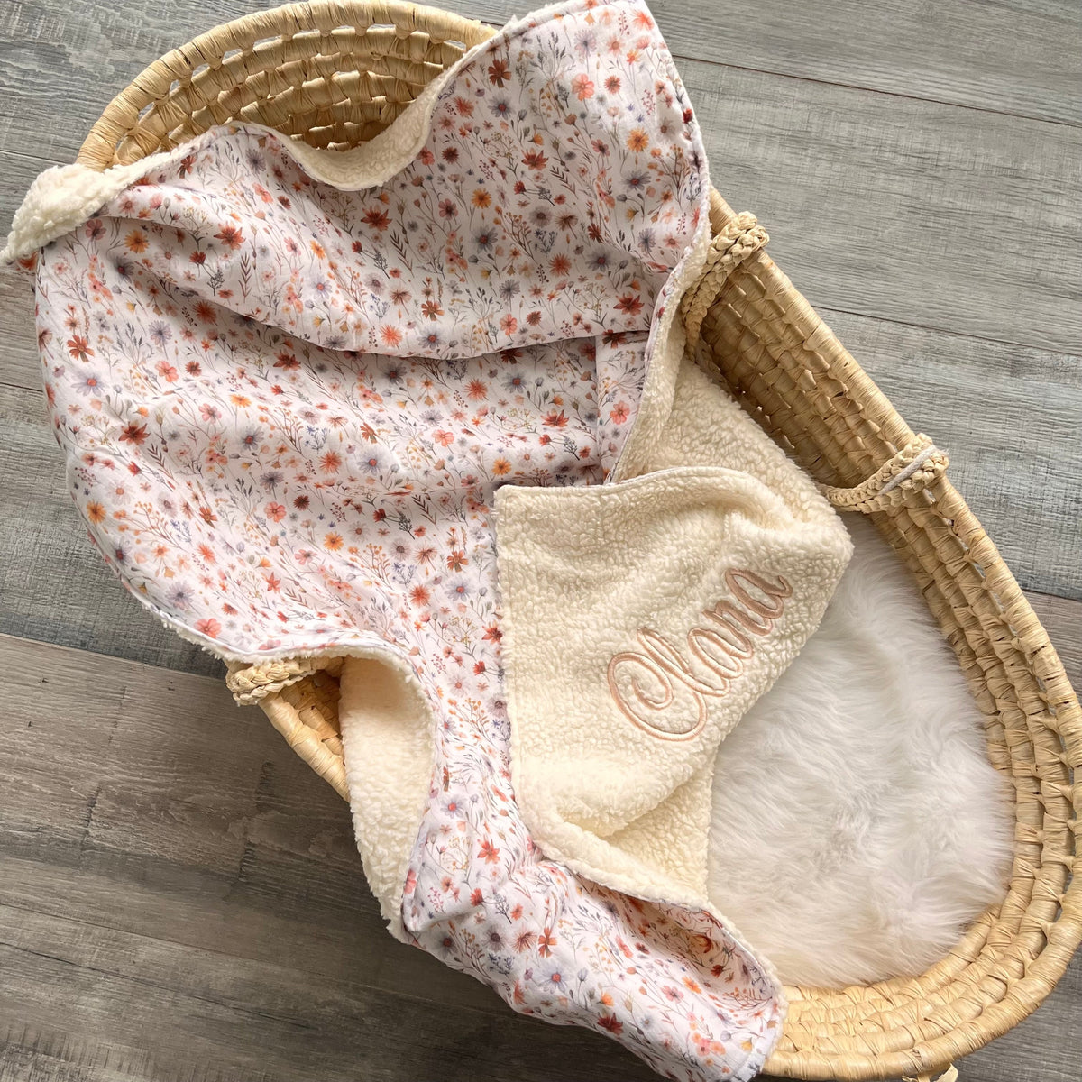 Personalisierte Babydecke mit Wildblumenmotiv und Namen