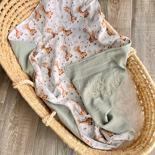 Personalisierte Kuscheldecke Giraffe aus Baumwolle – Babydecke mit Namen bestickt, Musselin oder Teddy
