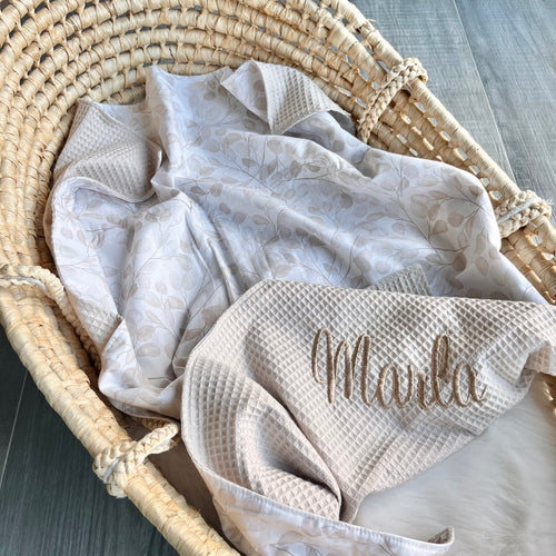 Personalisierte Babydecke mit Namen – Zarte Blätter | Baumwolle mit Waffelpiqué-Rückseite sand beige