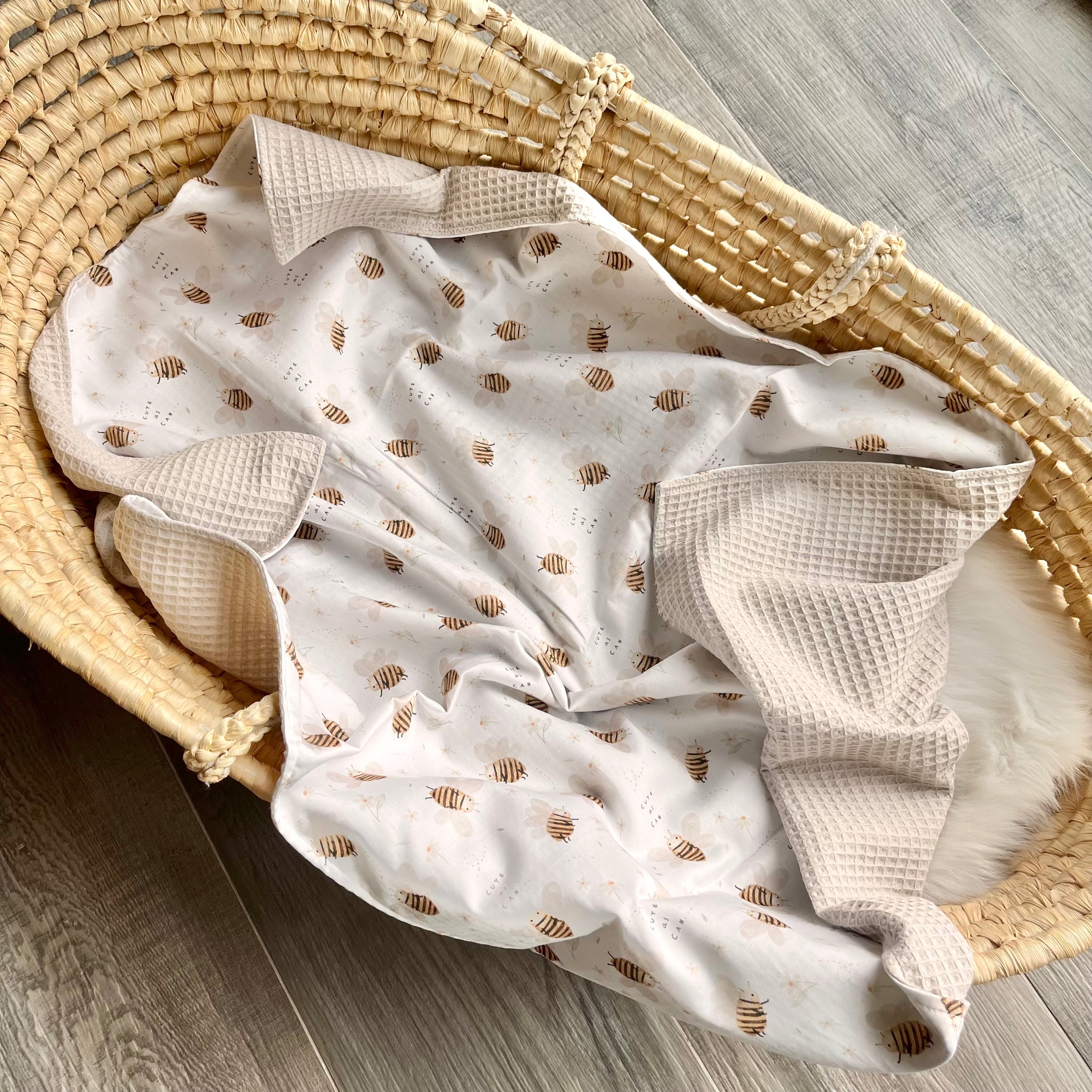 Kuscheldecke “Cute as can bee” | wählbare Rückseite
