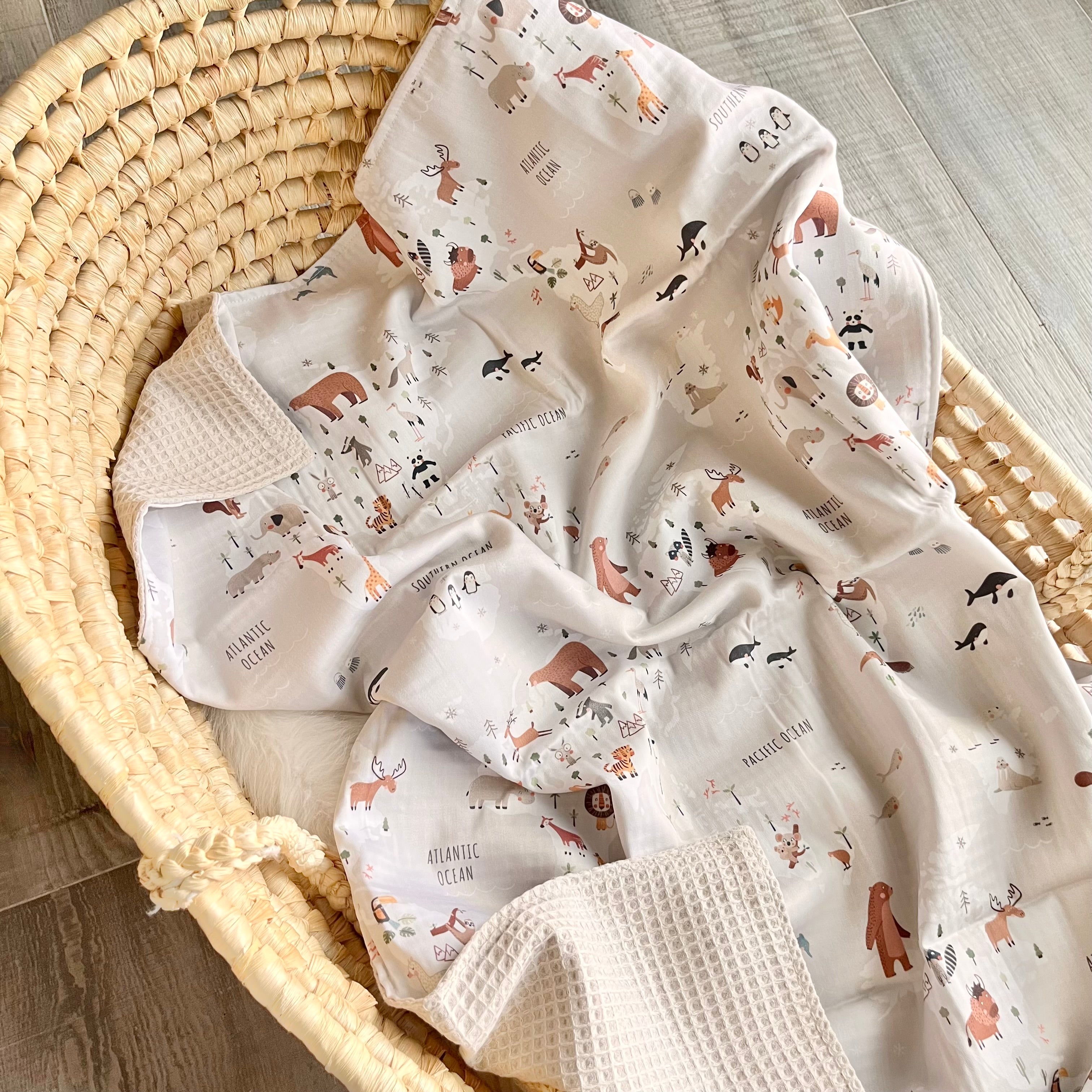 Kuscheldecke “Weltkarte mit Tieren”