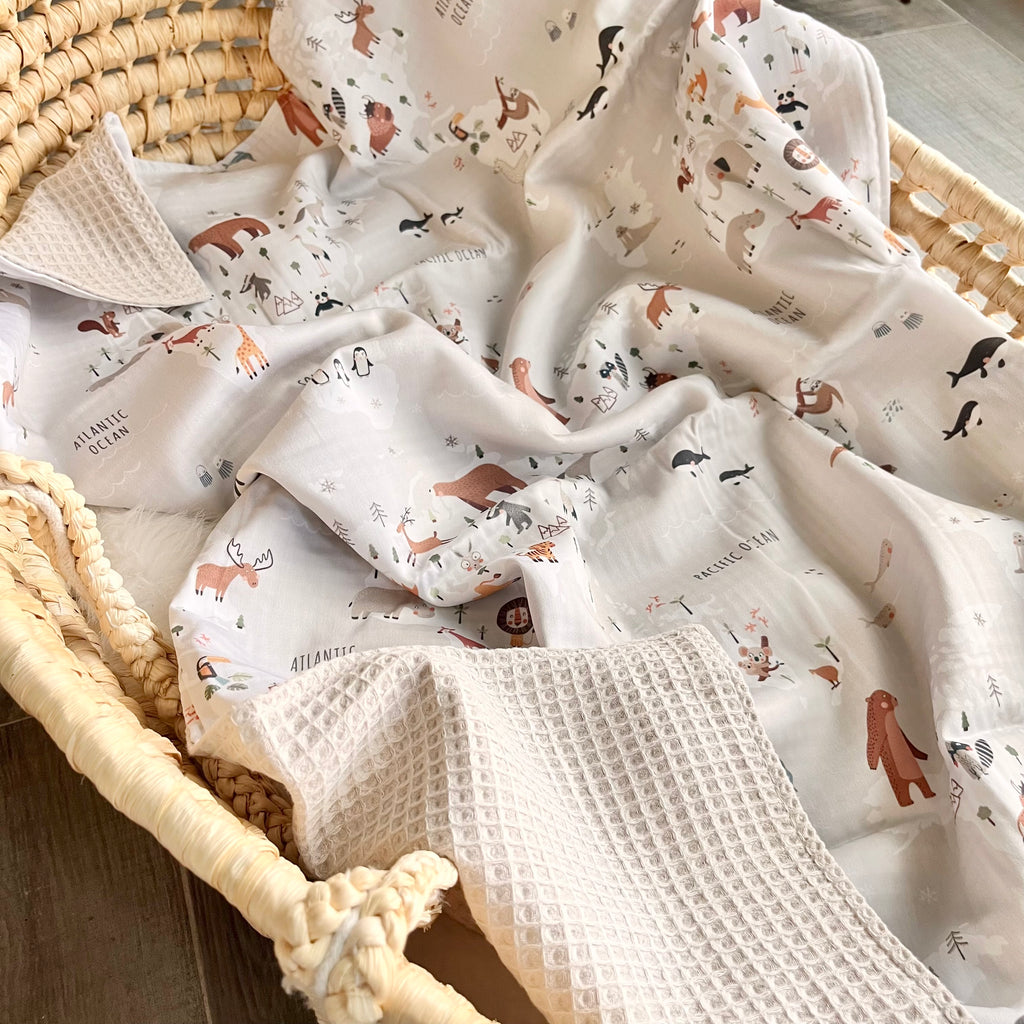 Kuscheldecke “Weltkarte mit Tieren”