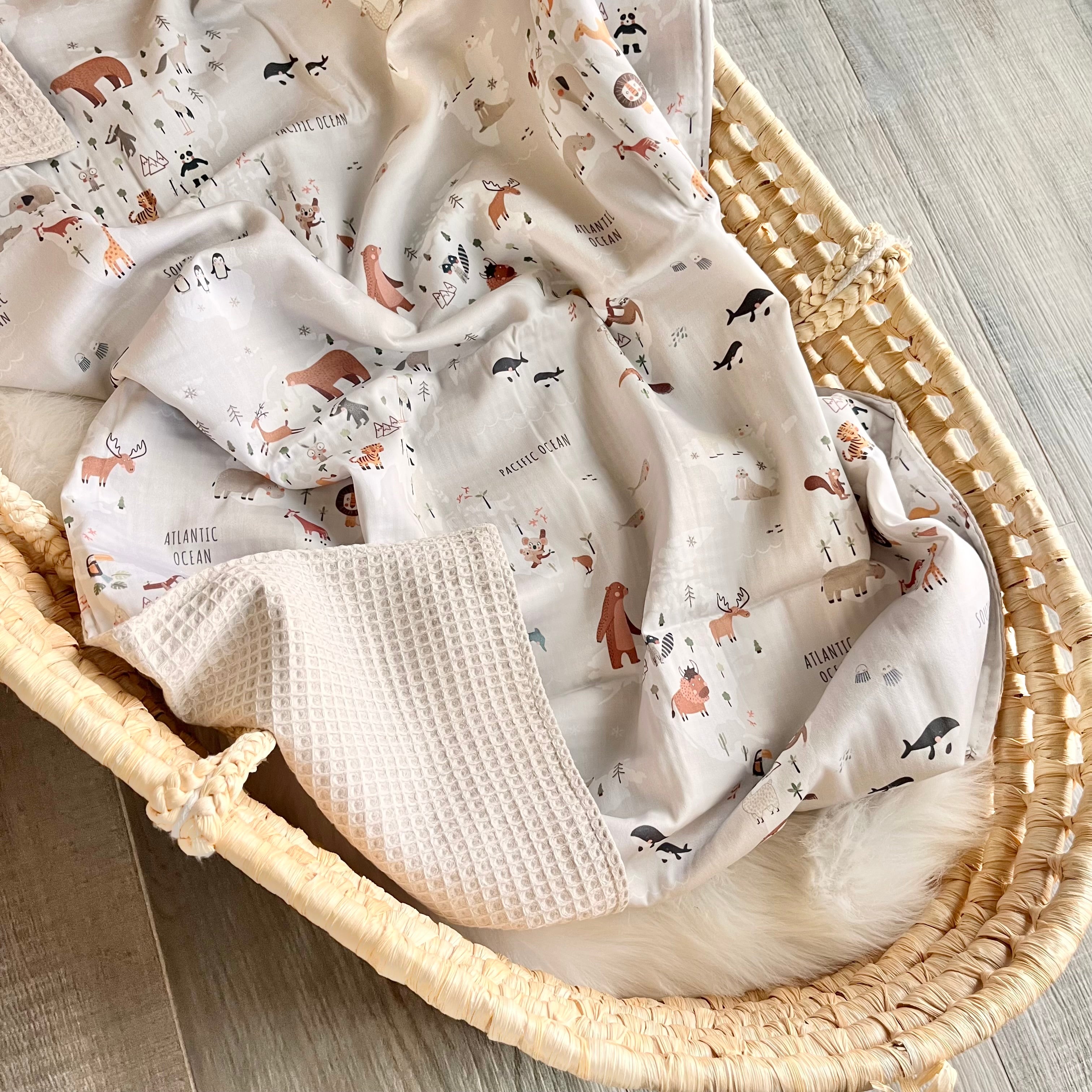 Kuscheldecke “Weltkarte mit Tieren”