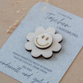 Taschenumarmung „Blume“ aus Birkenholz, ca. 4 × 4 cm – kleiner Glücksbringer für die Tasche