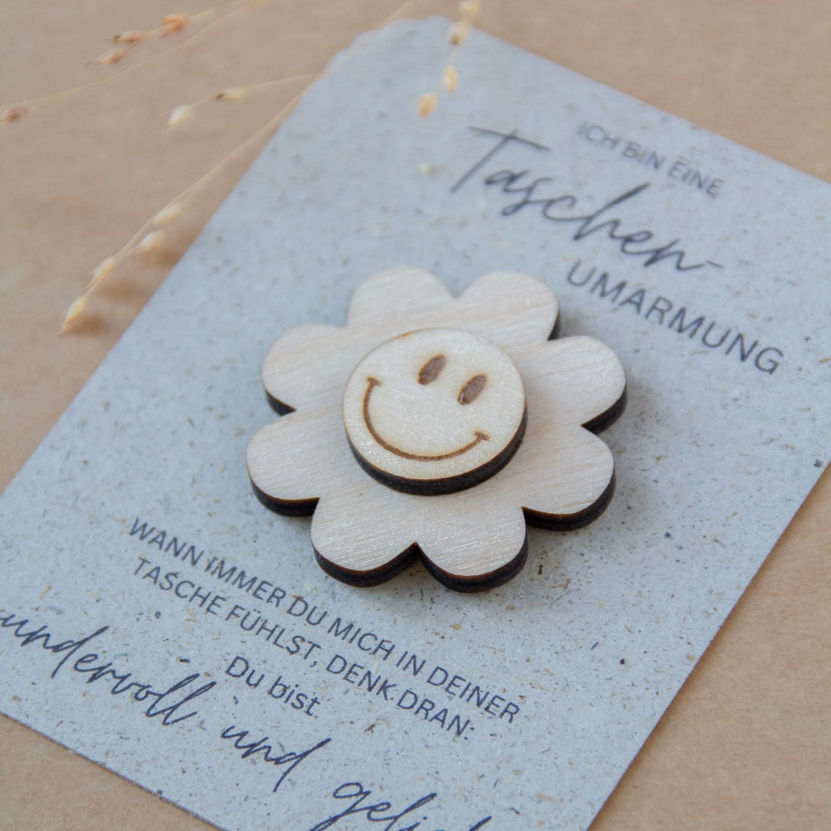 Taschenumarmung „Blume“ aus Birkenholz, ca. 4 × 4 cm – kleiner Glücksbringer für die Tasche