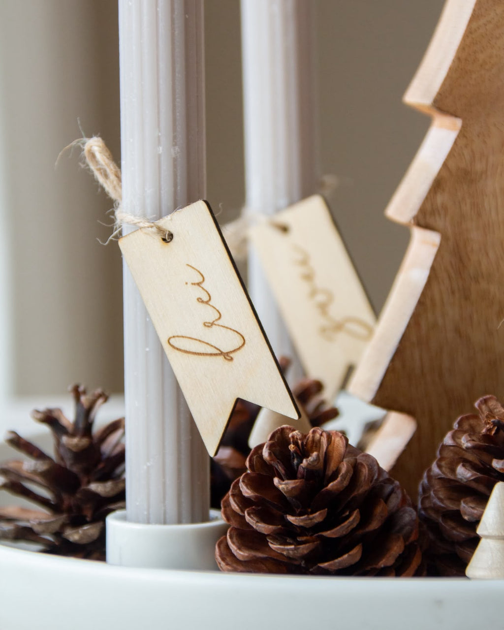 Adventskranz-Anhänger „Wimpel“ aus Birkenholz – Ansicht 2