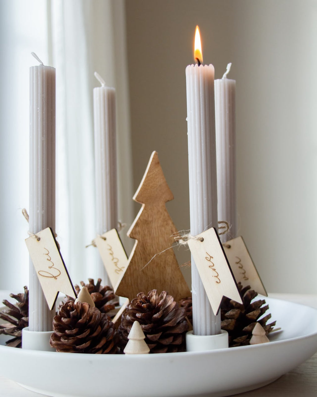 Adventskranz-Anhänger „Wimpel“ aus Birkenholz – Ansicht 3