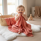 Baby spielt mit Musselin