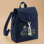 Blauer Rucksack mit derselben Wildblumen-Stickerei wie beim gelben Modell