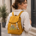 Erwachsene mit kompaktem Wildblumen-Rucksack beim Stadtspaziergang