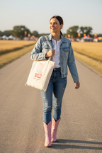 Frau trägt Country Stoffbeutel Wild for you in Jeans und Western-Shirt auf Landstraße