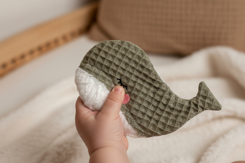 Baby spielt mit Knisterwal Waffelpique – fördert Motorik und Sinne