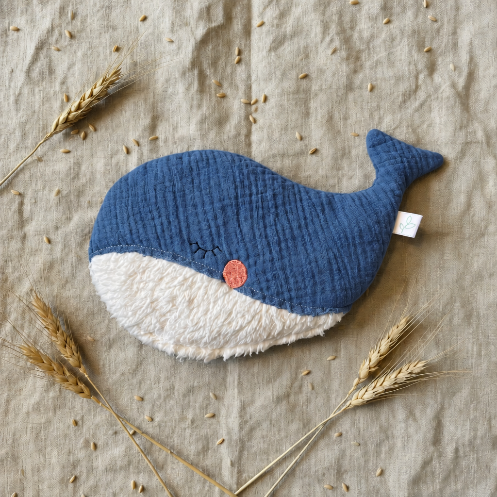 Wärmekissen Wal Indigo Flatlay mit Dinkelähren, handgefertigt in Deutschland