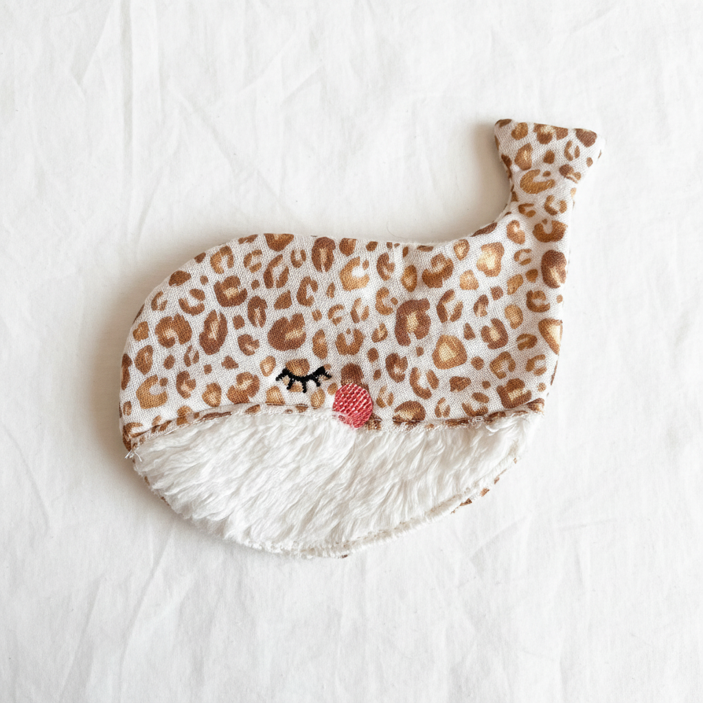 Knisterspielzeug Wal im Leomuster mit weißem Plüschbauch – Baby Spielzeug klein