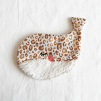 Knisterspielzeug Wal im Leomuster mit weißem Plüschbauch – Baby Spielzeug klein