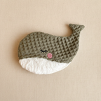 Knisterspielzeug Wal aus Waffelpique dark mint mit weißem Plüschbauch