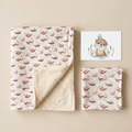 Geschenkset zur Geburt mit Otter-Motiv: Babydecke mit Teddy-Rückseite, Musselintuch und Otter-Postkarte, ohne Namensstickerei