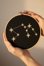 Stickrahmen Aquarius in Händen