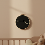 Stickrahmen Aries an Nursery-Wand