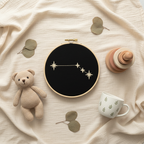 Stickrahmen Aries Flatlay mit Musselin