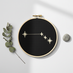 Stickrahmen Aries minimalistisch