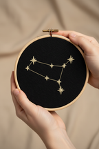 Stickrahmen Gemini in Händen