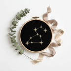 Stickrahmen Leo Flatlay mit Zweig und Band