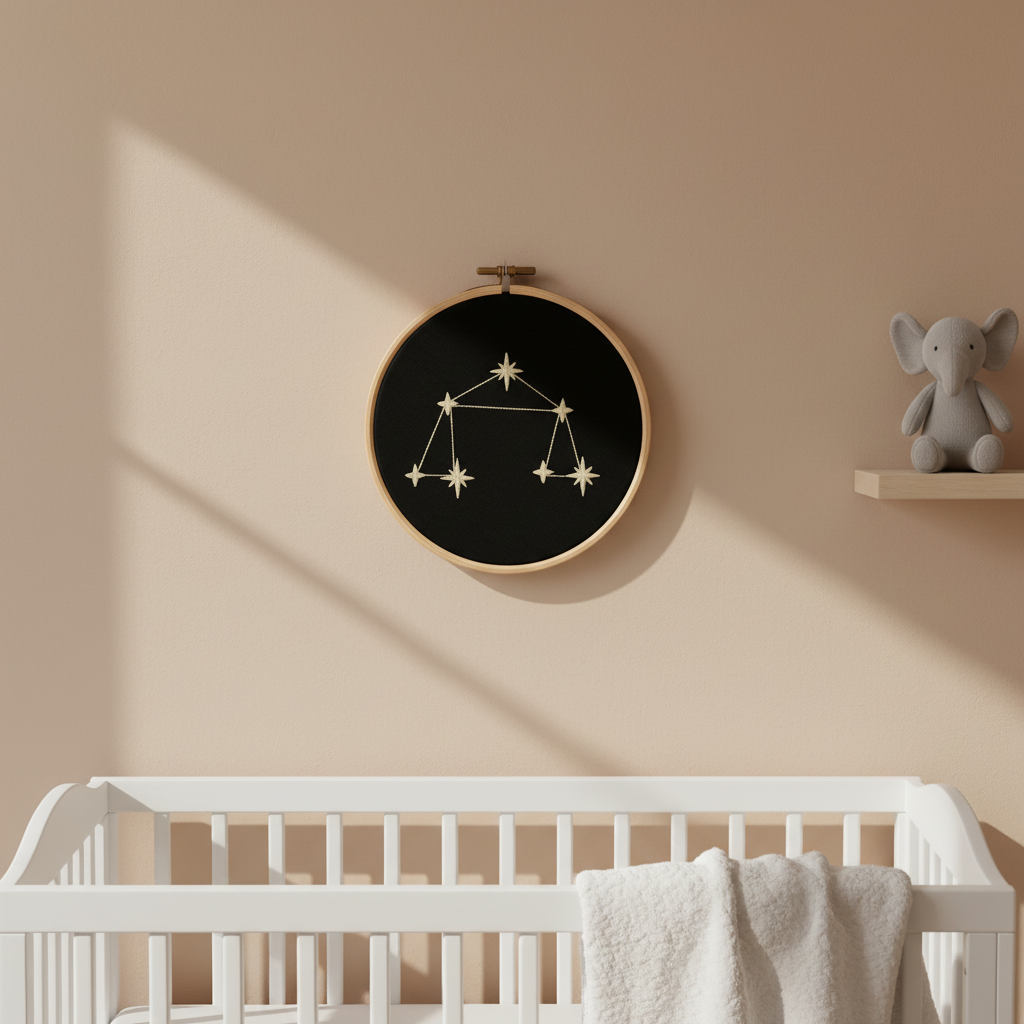 Stickrahmen Libra an Nursery-Wand