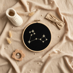 Stickrahmen Pisces Flatlay mit Musselin