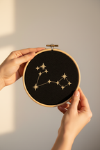 Stickrahmen Pisces in Händen