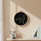 Stickrahmen Sagittarius an Nursery-Wand