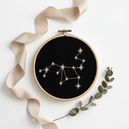 Stickrahmen Sagittarius Flatlay mit Zweig und Band