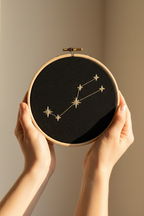 Stickrahmen Taurus in Händen