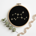 Stickrahmen Virgo Flatlay mit Zweig und Band