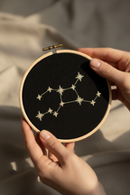 Stickrahmen Virgo in Händen