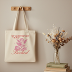 Stoffbeutel Valentinstag mit Engel-Motiv hängt an Wand neben Vintage-Büchern und Trockenblumen