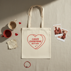 Stoffbeutel I hate everyone but you Flat Lay mit Kaffeetassen Polaroids und Freundschafts-Accessoires