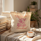 Baumwollbeutel für Buchliebhaber gefüllt mit Büchern auf Lesedecke mit Tasse Tee
