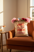 Baumwollbeutel More Amor Por Favor gefüllt auf terracotta Sessel mit Blumen und Roséwein