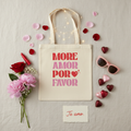 Stoffbeutel More Amor Por Favor Flat Lay mit rotem Lippenstift Sonnenbrille und Blumen