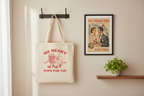 Stoffbeutel My heart pops for you mit Retro Popcorn und Herz hängt an Wand neben Vintage Filmplakat