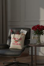 Baumwollbeutel Not your valentine gefüllt auf schwarzem Ledersessel mit Wein und Schokolade