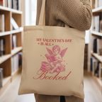 Frau trägt Stoffbeutel My Valentine's Day is all booked in Buchhandlung
