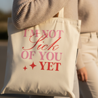 Frau trägt Freundschafts-Stoffbeutel I'm not sick of you yet in beigem Pullover mit Freundin