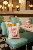 Baumwollbeutel You are my cherry on top gefüllt auf mintgrünem Retro-Stuhl mit Sundae und Kirschen