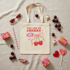 Stoffbeutel You are my cherry on top Flat Lay mit frischen Kirschen Vintage-Süßigkeiten und Strohhalm