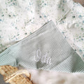 Babydecke aus 100% Baumwolle mit Namen | Geschenk zur Geburt | personalisiert | Geburtsdecke | Kuscheldecke | Eukalyptus | handmade Shop aus Hamburg | nachhaltig | plastikfreier Versand